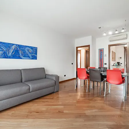 Apartment 10 Minutes From Bocconi, Elegance And Comfort *