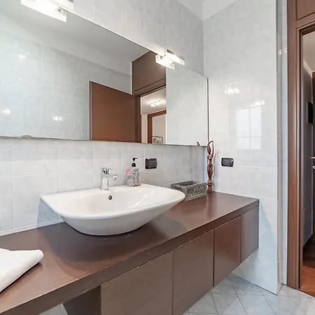 Apartment 10 Minutes From Bocconi, Elegance And Comfort