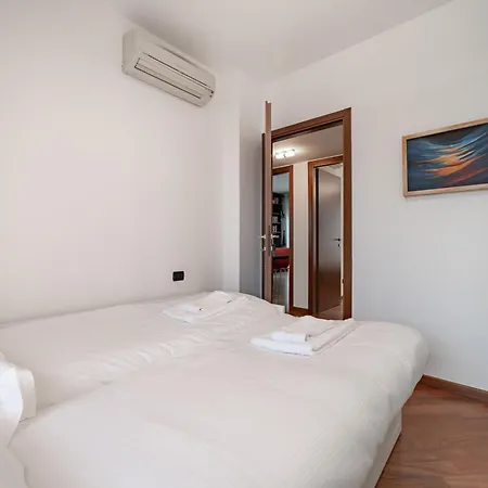 Apartment 10 Minutes From Bocconi, Elegance And Comfort Milan
